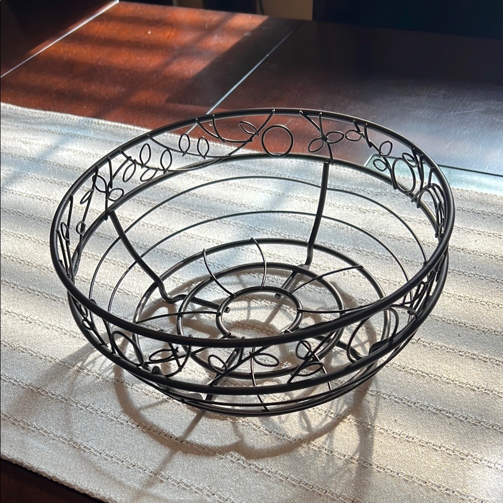 Brown Wire Fruit Basket (10”)
